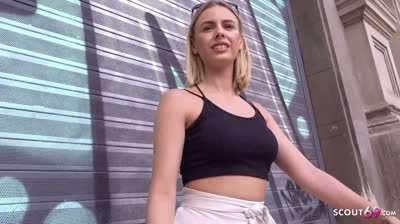 Estudiante española convencida por un agente